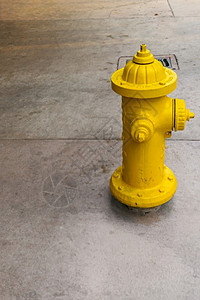 冲洗人行道迈阿密混凝土路面上的黄色金属消防栓紧急情况图片