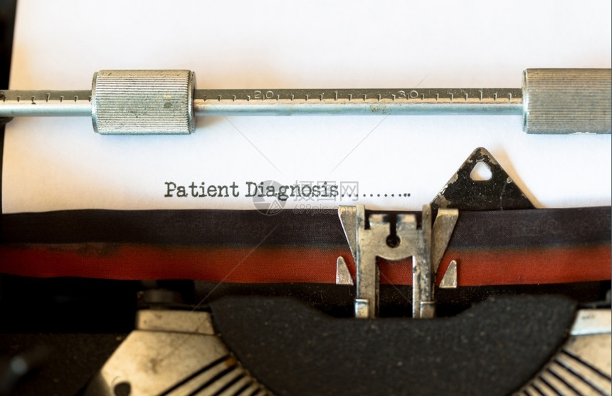 旧式打字机上面写着病人诊断金属技术沟通图片