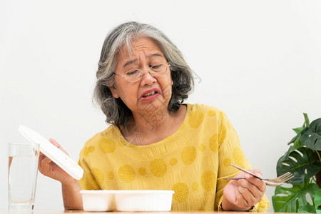 混吃等死女士看护人亚洲年长妇女厌食症不高兴拒绝随时饭食老人独居无聊食物没有胃口等不开心背景