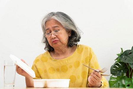 混吃等死家紊乱亚洲年长妇女厌食症不高兴拒绝随时饭食老人独居无聊食物没有胃口等食欲背景