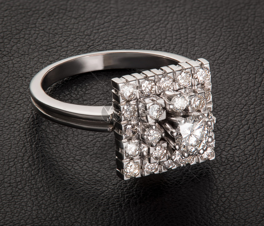 杰出的宝贵黑色皮革奢华概念上的订婚钻石戒指时尚图片