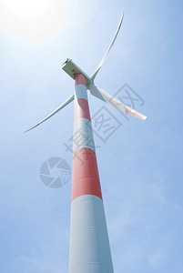 风车阳光和蓝天空下的清洁能源概念风力涡轮机干净的植物图片