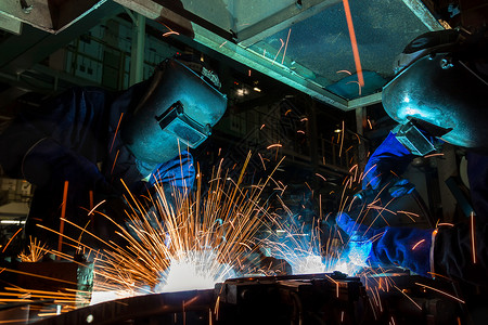 热的建造工业人正在修理厂中的金属部分技能图片