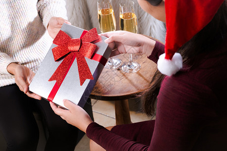 弓礼物喜悦圣诞新年晚会用香槟和树来装饰图片