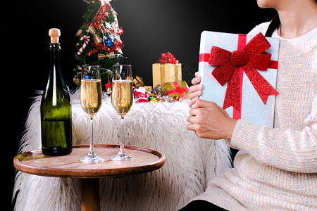圣诞新年晚会用香槟和树来装饰圣诞节派对快乐的图片