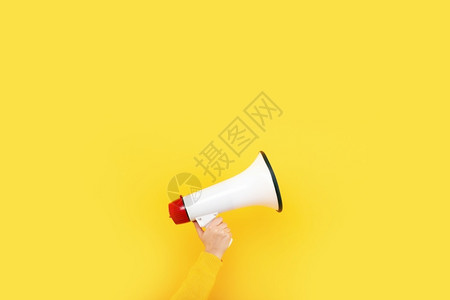 感恩回馈宣传在黄色背景广告概念上手持的扩音器说话颜色宣布背景