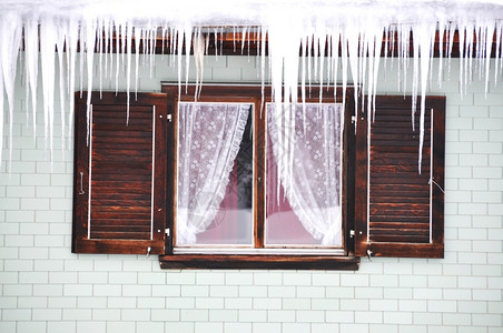 木屋上的冰柱窗户传统高山图片