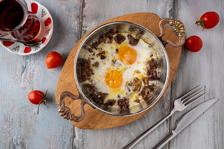 蛋黄土耳其鸡炒和铜锅中的烤肉胆固醇美食图片