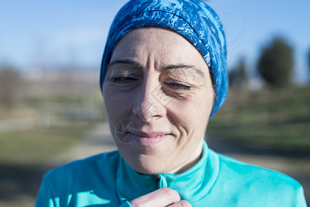 跑步后在公园的女跑选手肖像运动锻炼常设图片