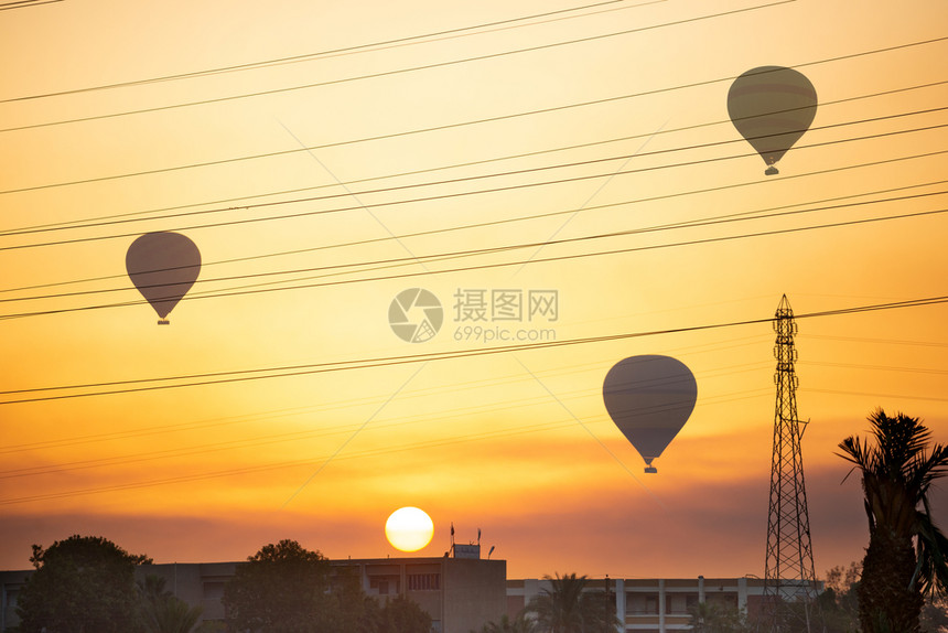 著名的埃及卢克索市上空的气球绿色日出图片
