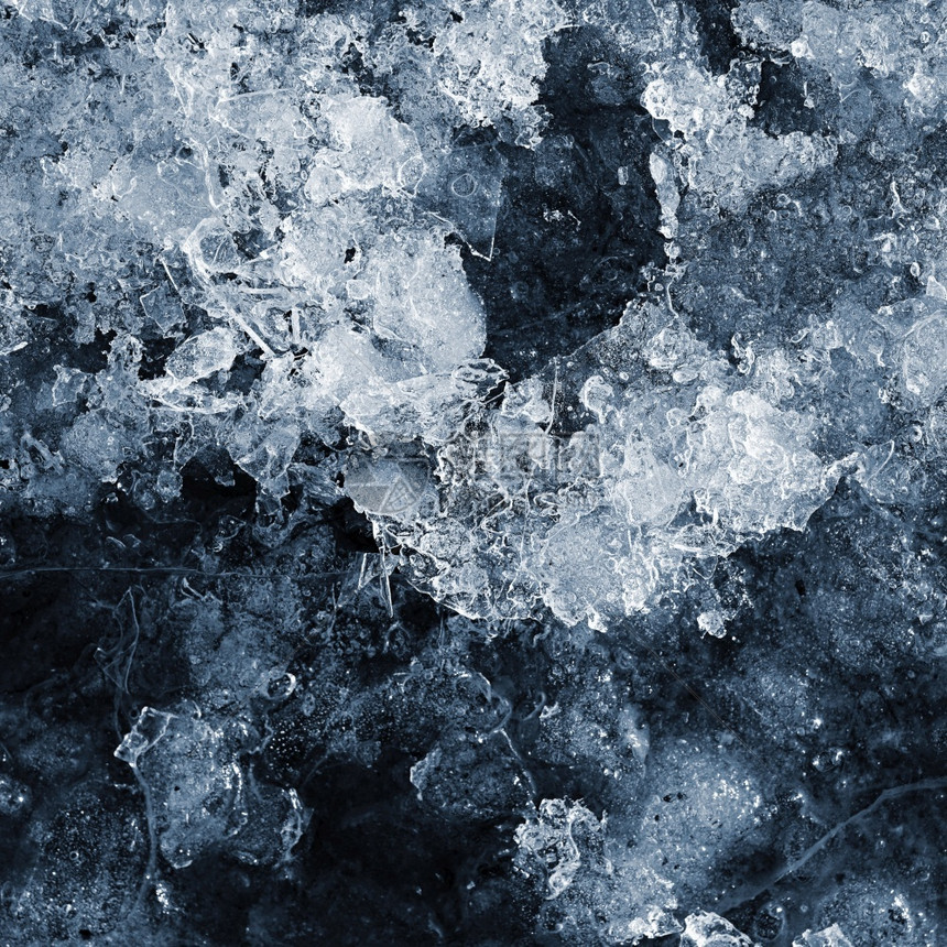 冰柱冷冻蓝色的在小溪上以自然冬天为背景拍摄的大型冰块图片