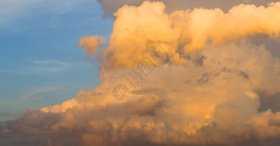 风蓬松的灰蒙美丽蓝色天空有云层形成背景图片