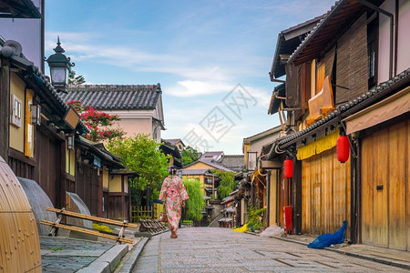 建造在日本京都老城红伞横田的日本女孩木制天空图片