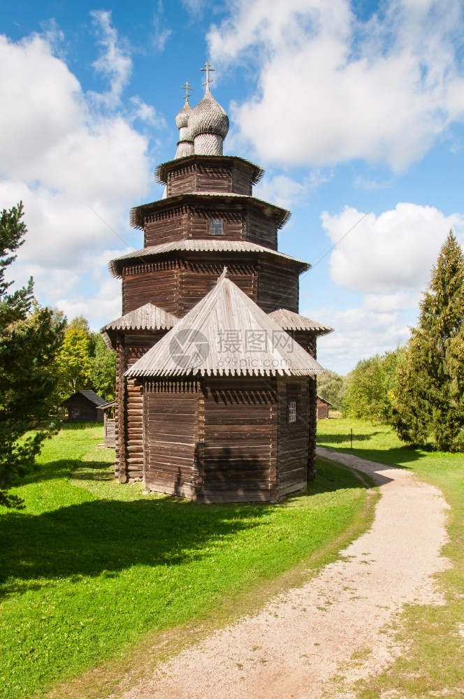 欧洲博物馆俄罗斯西北部建造的旧木制教堂外部的图片