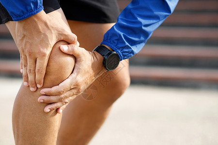 治疗保持赛道上跑步时的膝痛受伤图片