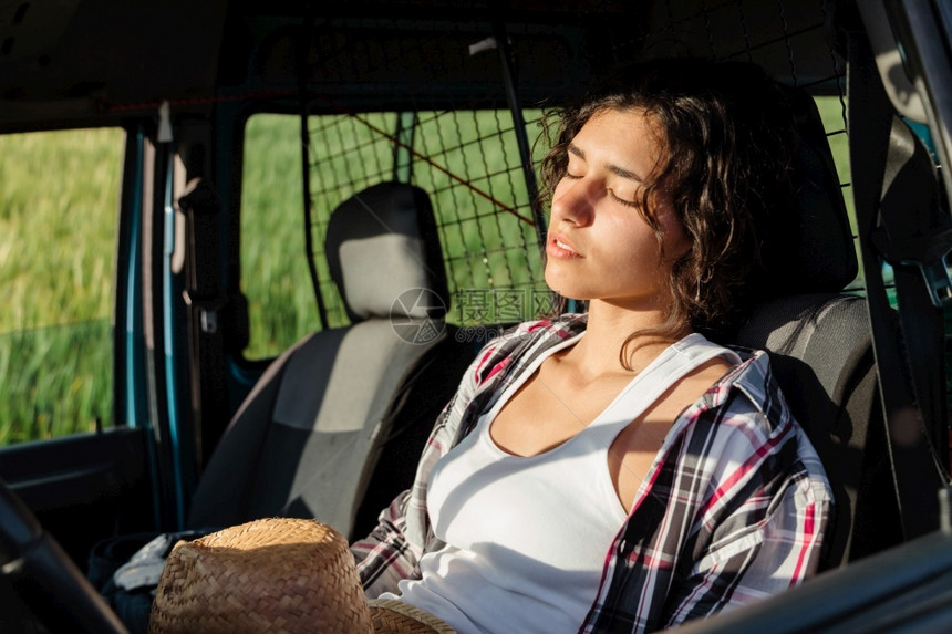 农业妇在作物田滑入她的面包车格子农村图片