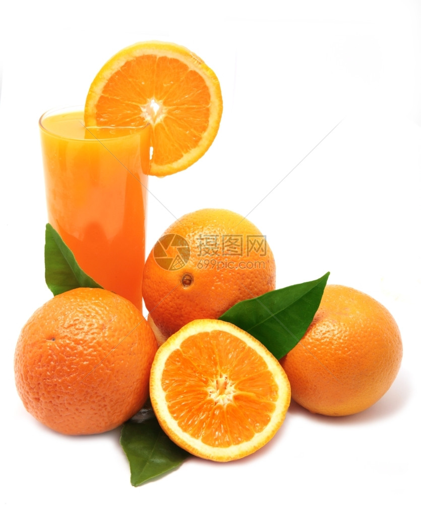 橙子绿色叶和白底的果汁杯水美食喝图片