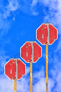 路标警告捻蓝天背景上的许多旧交通标志图片