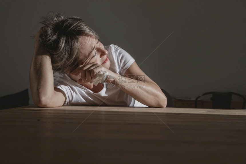 女焦虑患有心理健康问题的成年妇女疲劳的图片
