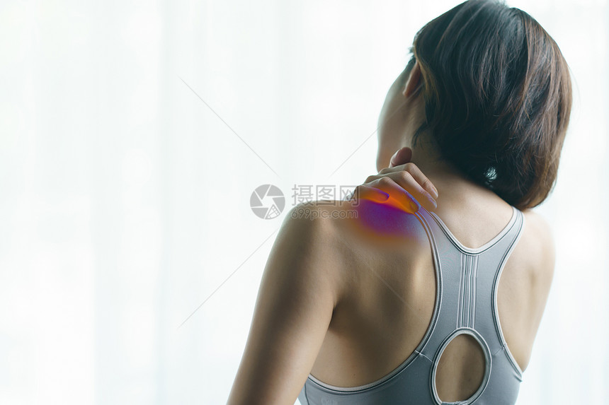 女人把手按在痛苦的肩膀上伤害解剖学身体图片