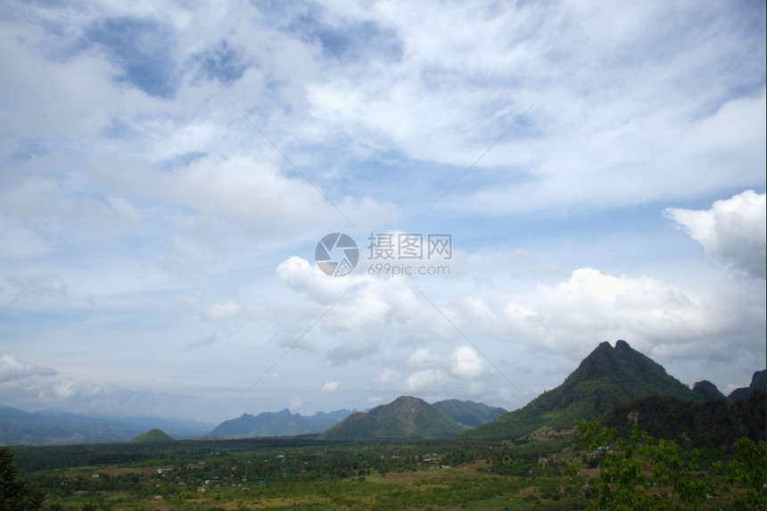 土地山与天云覆盖的天空复杂放松图片