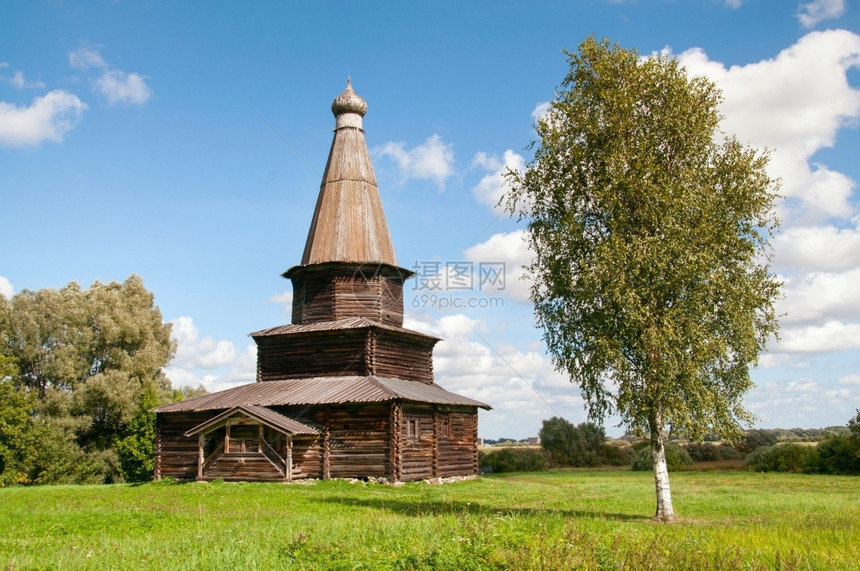 历史墙俄罗斯西北部建造的旧木制教堂云图片