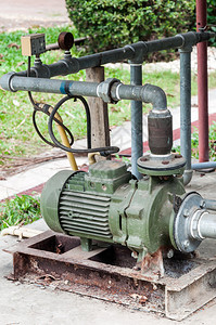 下水道机器系统小型工厂后面的旧水泵图片