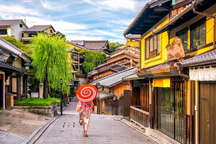 在日本京都老城红伞横田的日本女孩浴衣店铺旅游图片