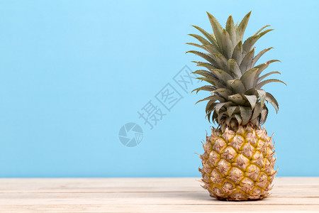自然凤梨蓝色背景孤立的桌上菠萝甜点图片