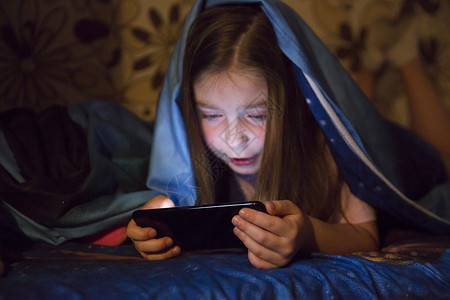 药片瘾人们女孩玩智能手机游戏暗室图片