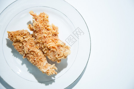 翅膀营养卡路里炸鸡放在白盘上块和品种图片