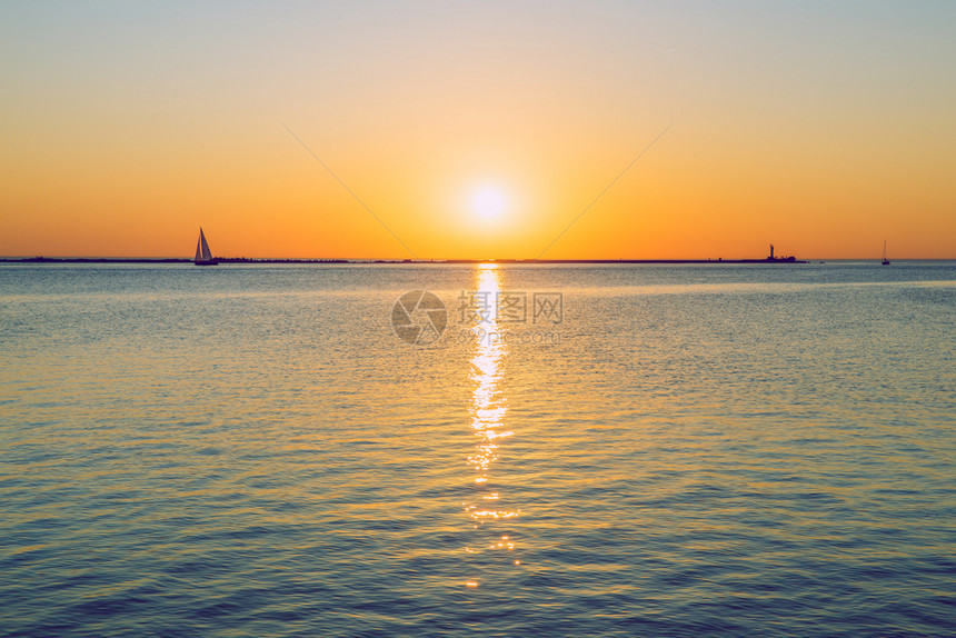 拉脱维亚里加波罗的海日落摩尔和波浪2017年游艇红色的阳光黄昏图片