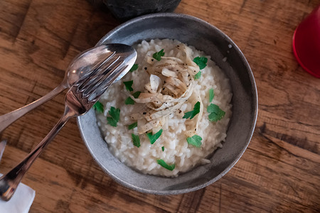 白饭烩蘑菇奶油大米配有老奶酪菜干和松露图片