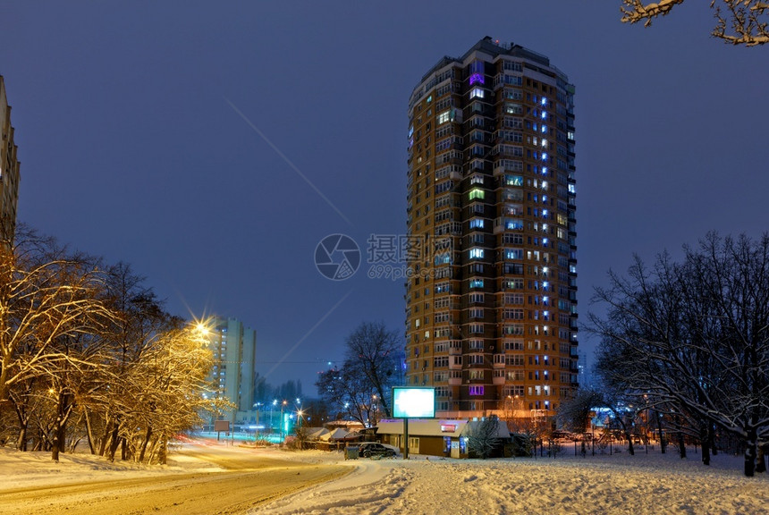 棕色的城市景观以冬季天空的蓝色暮光为背景的高层住宅公寓和夜园的城市街道蓝色暮光的背景分支机构户外图片