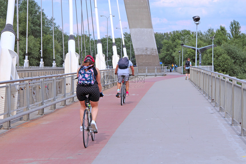 运输镇骑自行车的人在华沙桥上骑自行车人们在波兰首都华沙骑自行车游客旅的人在华沙桥上骑自行车游客旅租用图片