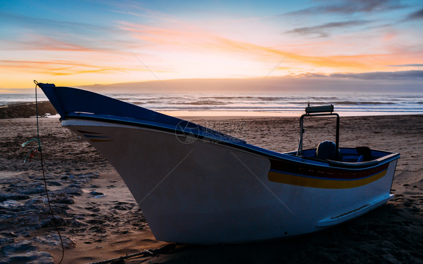 靠近葡萄牙里斯本附近卡帕海滩沙上的传统木制渔船葡萄牙里斯本附近卡帕海滩沙上的传统木制渔船天空旅游图片
