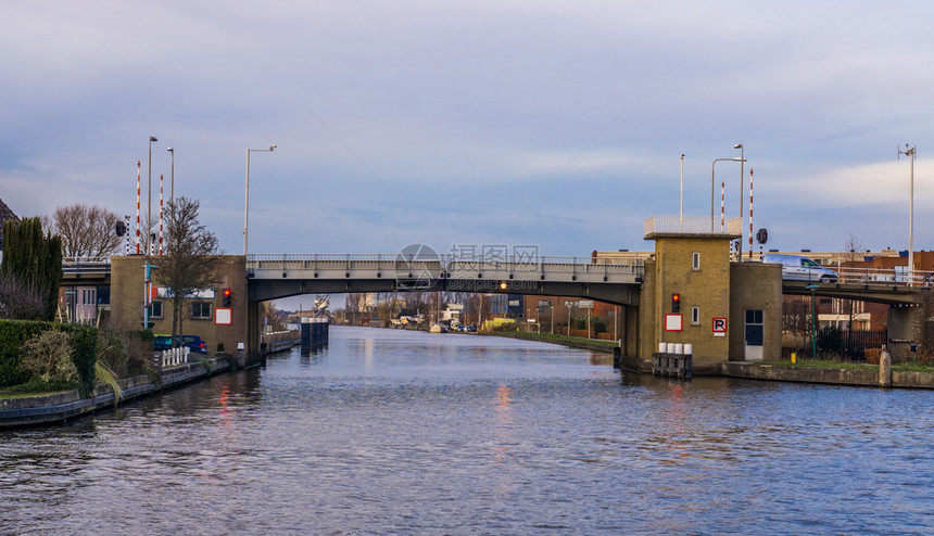 瑞金河村庄AlphenaandenRijn的摩尔纳斯堡桥荷兰无地城市建筑在水面图片