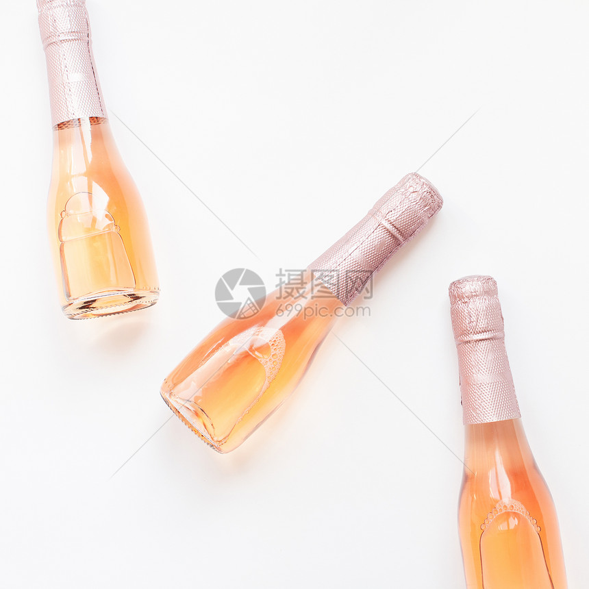 自然白色背景与复制空间隔绝的玫瑰香槟酒瓶装配有复制空间天然光模版用于调味变压请柬卡顶视板平面玻璃葡萄酒图片