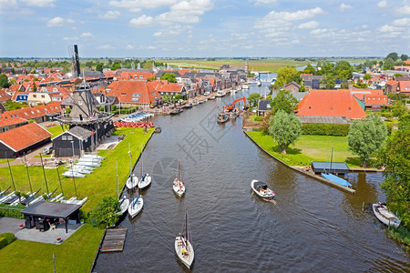 荷兰弗里斯Woududsend村的空中观察猎人运输游艇图片