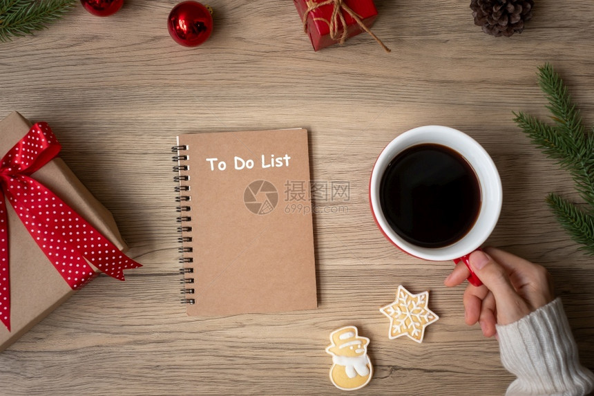棕色的手握黑咖啡杯空白笔记本和圣诞饼干的表Xmas新年快乐目标决议行动清单战略和计划概念的妇女手杯子饮料图片