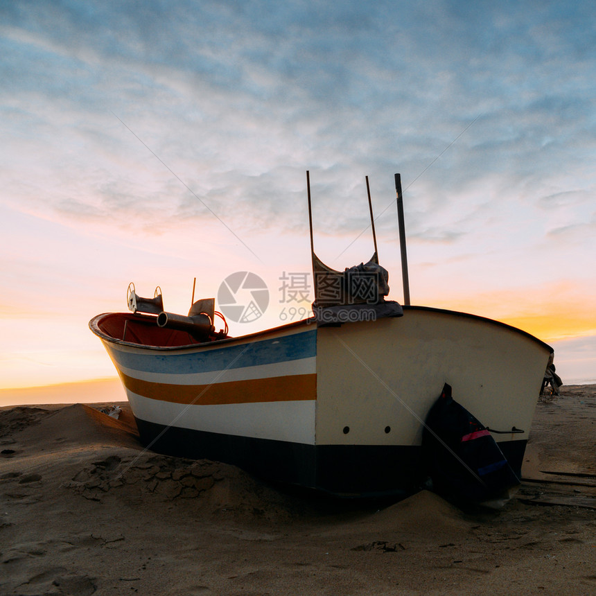 葡萄牙里斯本附近卡帕海滩沙上的传统木制渔船葡萄牙里斯本附近卡帕海滩沙上的传统木制渔船帆景观的图片