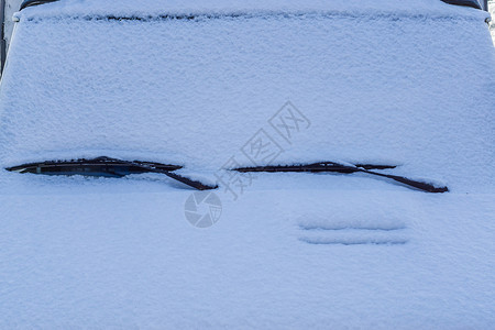 挡风璃雨刷器一种下雪的车前满是白雪只展示窗户擦拭器寒冷的冬季天气状况降雪设计图片