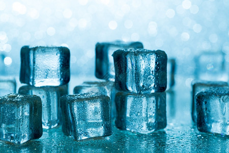 霍鲁任科透明团体玻璃桌上熔化的冰块组玻璃桌上融化的冰块组冻结背景