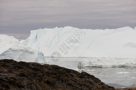 Disko岛周围格陵兰的北极景观有冰山海洋区和云层美丽的寒冷范围图片