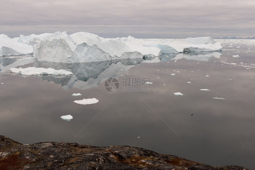 戏剧Disko岛周围格陵兰的北极景观有冰山海洋区和云层范围情感图片