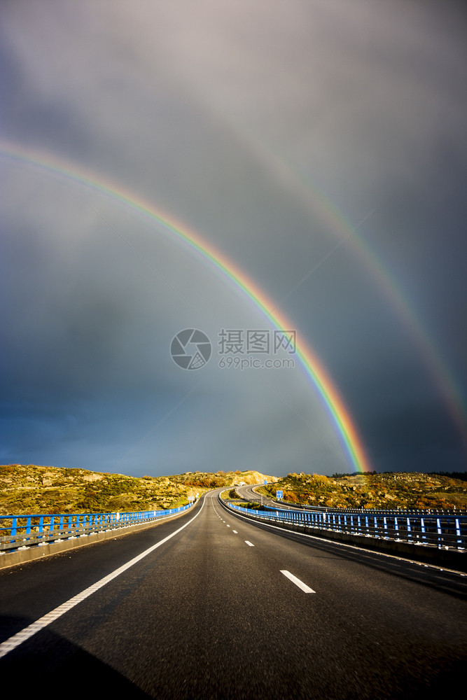 双彩虹在高速公路上双胞胎运输沥青图片
