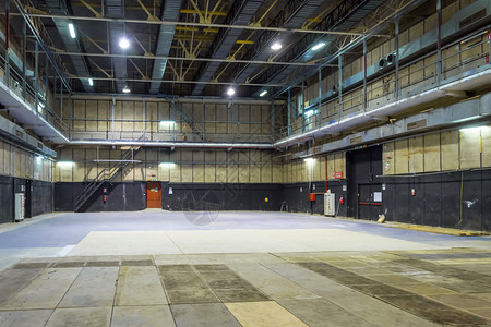 内部空仓库也有可用作影剧院的空仓库黑暗分配工业图片
