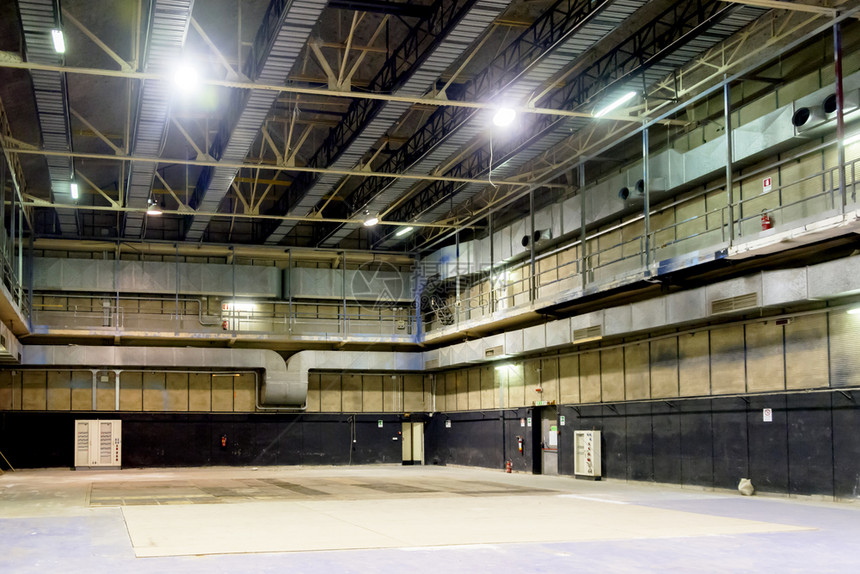 内部空仓库也有可用作影剧院的空仓库框架电影车图片