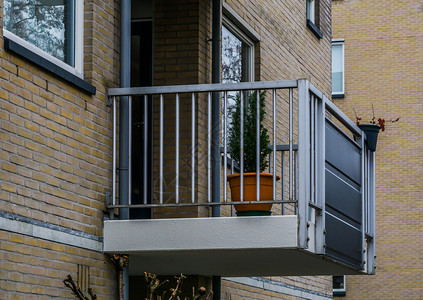 阳台生活带铁栅栏的秃臂现代荷兰语城市建筑基本的图片