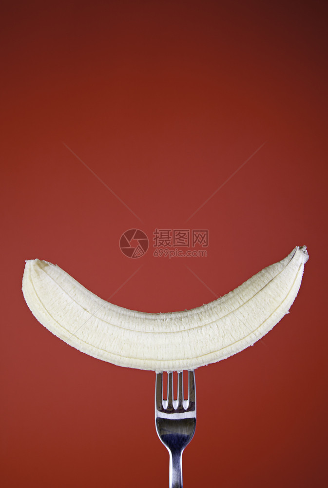红底香蕉详细热带水果剥皮和成熟健康食品素甜的白色物图片
